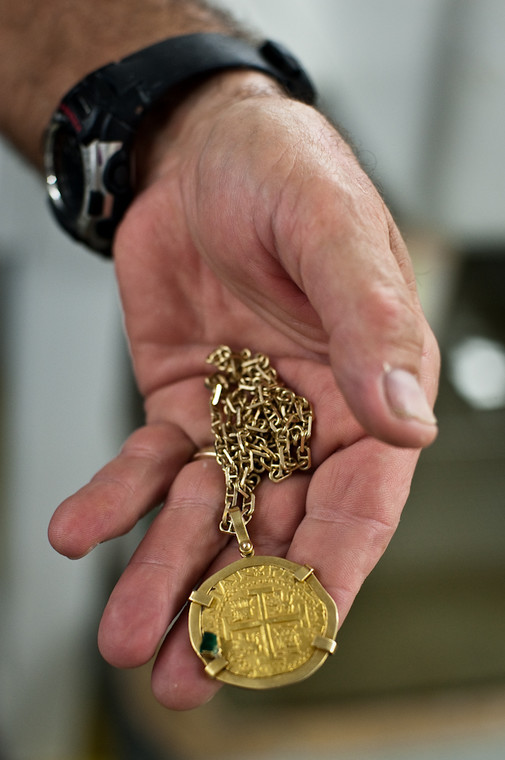 Tomek Michniewicz, Gorączka, złota moneta ze szmaragdem, warta 20 tys. dolarów