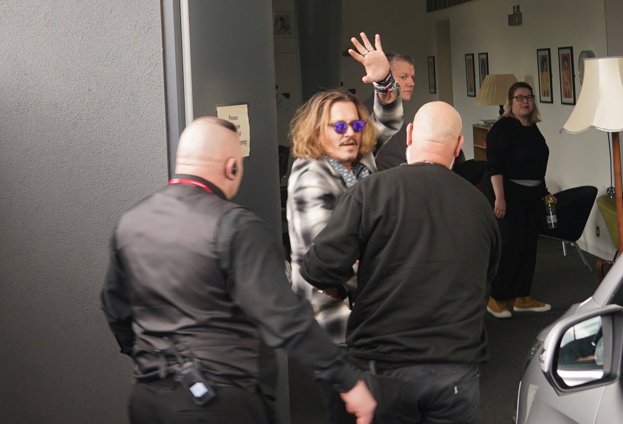 Johnny Depp pred vystúpením v Anglicku. 