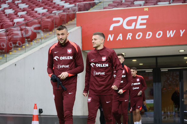 Piłkarze reprezentacji Polski Sebastian Szymański (P) i Sebastian Walukiewicz (L) podczas treningu w Warszawie