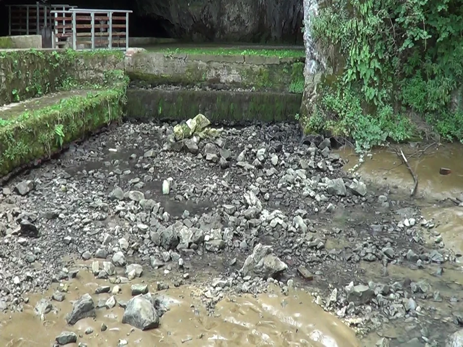 Vrelo Banje u Petničkoj pećini je u julu u jednom tenutku naprečac presušilo
