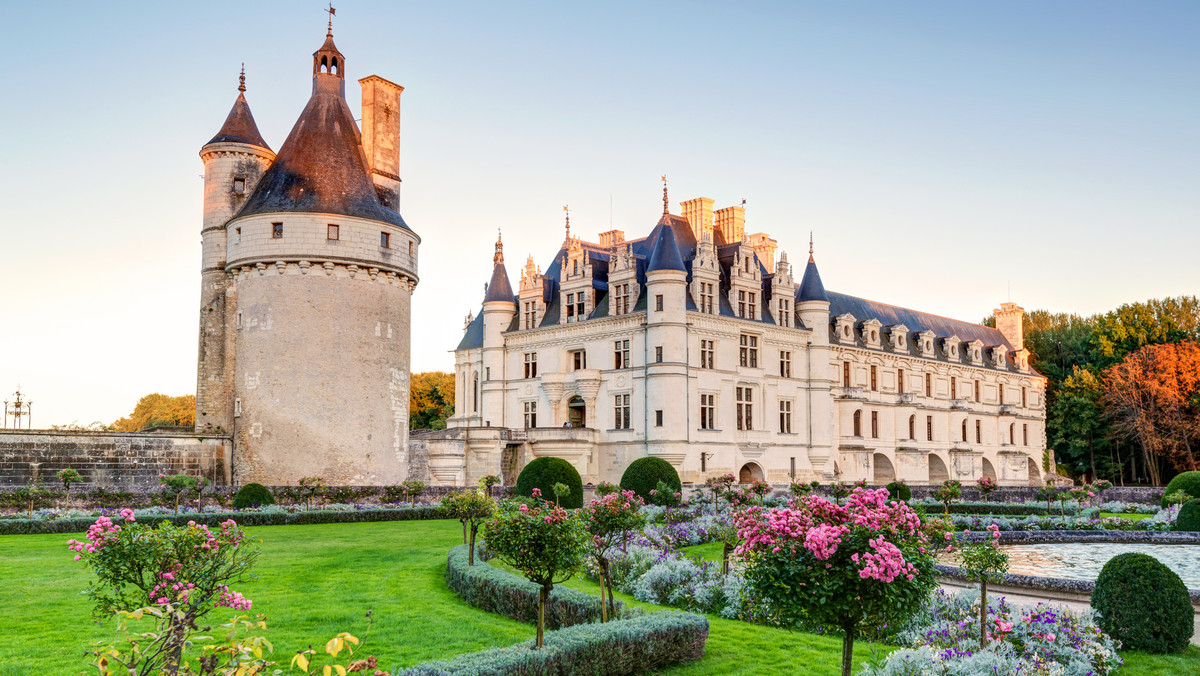 Dolina Loary między Sully-sur-Loire i Chalonnes-sur-Loire to historyczna kraina Francji. Na obszarze tym znajdują się zabytkowe średniowieczne i renesansowe zamki oraz pałace z okresu oświecenia.