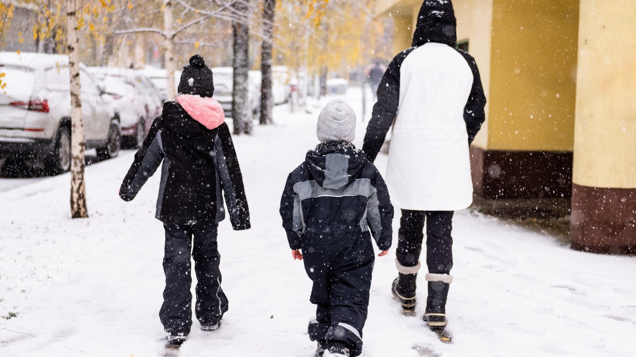 Mnohé časti Slovenska môžu v piatok potrápiť snehové jazyky a záveje. (ilustračné foto)