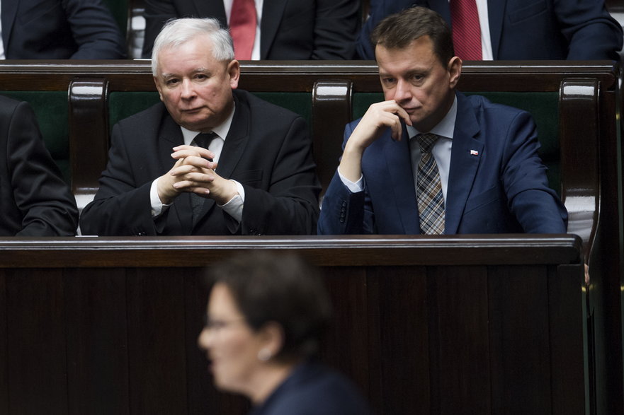 Jarosław Kaczyński i Mariusz Błaszczak w Sejmie (2015 r.)