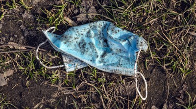 Ludzie obojętnieją na informacje związane z Covid-19 [BADANIE]