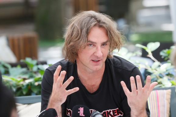 "ONI KOJI SU UZELI PARE NEĆE DOBITI BONUS" Voditelj otkrio detalje sa Pinka nakon što je Željko podelio otkaze: "Spremio je koverte, ali ne za sve"