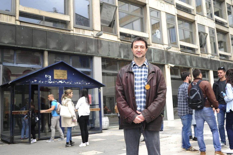 Profesor ispred Filozofskog fakulteta