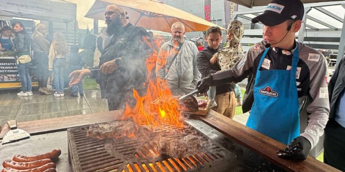 Aleksander Zniszczoł przy grillu