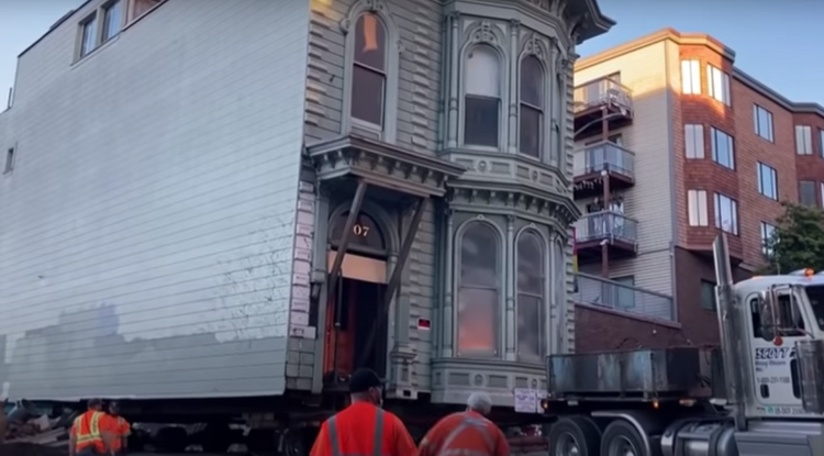 Házat cipelnek San Francisco-ban