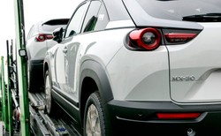 Mazda MX-30 w Polsce z EKODOPŁATĄ i tanieje. Japończycy nie czekają na rządowy program