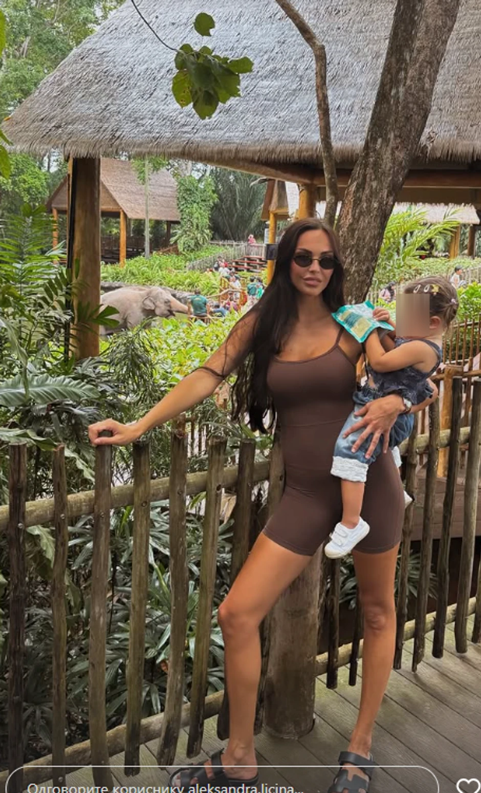 Aleksandra i Luka uživaju sa ćerkama