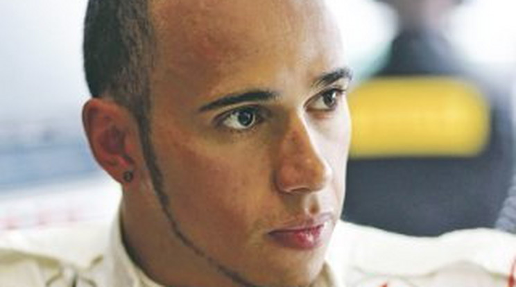 Szinkronszínésznek áll Lewis Hamilton