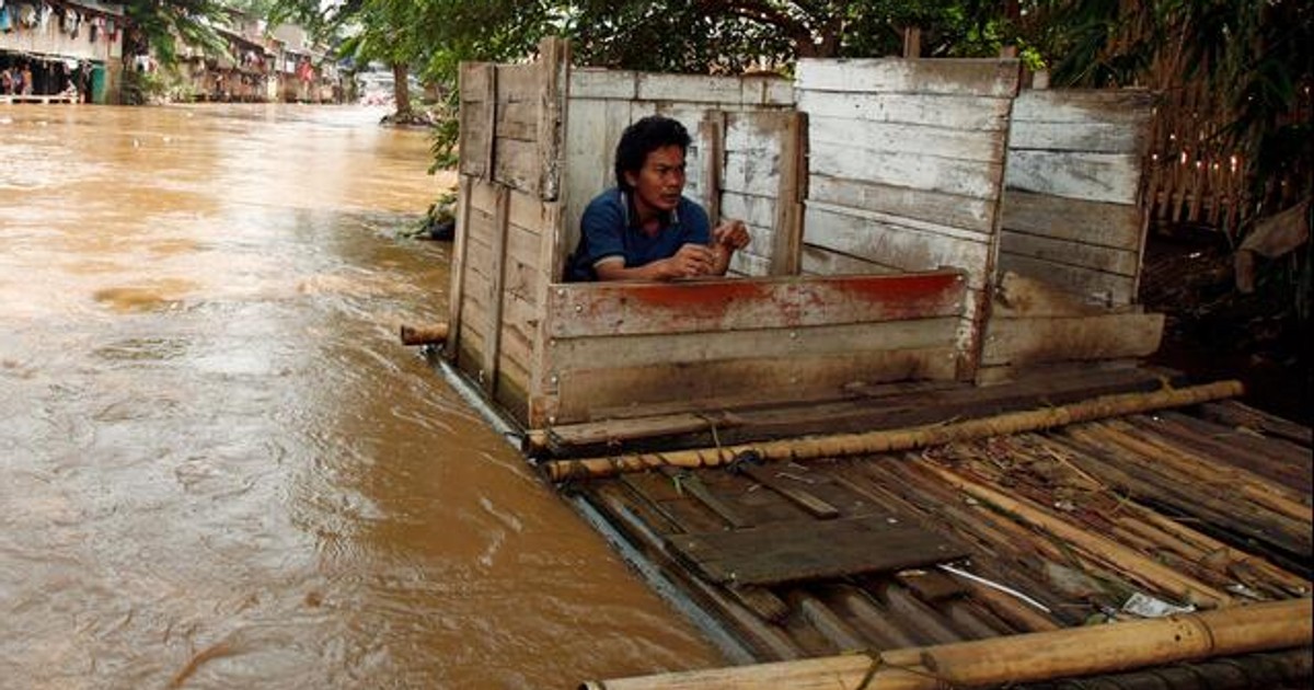 Health alert Public toilet submerged in Oti River at Dambai Pulse Ghana