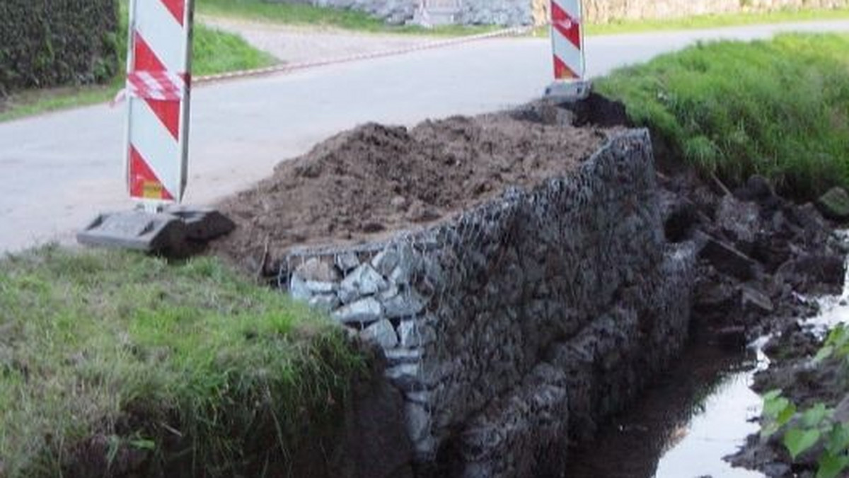 Ruszyła długo oczekiwana inwestycja drogowa w Jarnołtowie, gdzie gospodarstwa są systematycznie zalewane przez kolejne powodzie. Przy rzece, górskim potoku, przebiega droga powiatowa. Pierwsze prace polegają zatem na przebudowie i wzmocnieniu rowów graniczących z drogą.