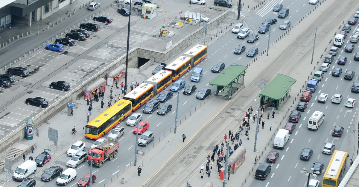  Mandat za niewpuszczenie autobus ruszającego z przystanku? To zależy od sytuacji