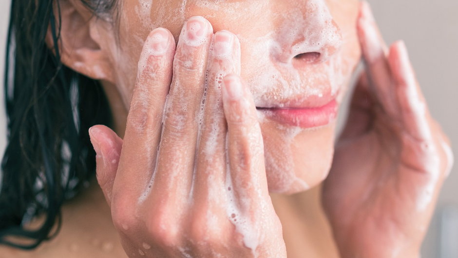 Peeling pomoże oczyścić skórę twarzy/shutterstock/Maridav