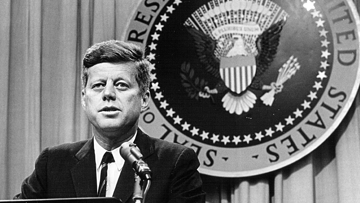 Przed zamordowaniem prezydenta Johna F. Kennedy'ego angielska gazeta "Cambridge News" otrzymała telefon z informacją, aby oczekiwać "wielkiego wydarzenia" w Ameryce. Informacja o telefonie znajduje się wśród ujawnionych w czwartek dokumentów dotyczących tego zamachu.