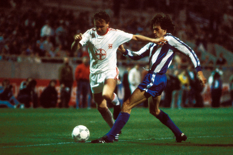 W 1998 roku Andrzej Buncol zdobył z Bayerem Leverkusen Puchar UEFA. Na zdjęciu z lewej w meczu finałowym z Espanyolem.