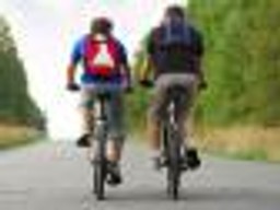 Rząd tnie przywileje rowerzystów: Będzie karta rowerowa i zakaz wyprzedzania z prawej strony?