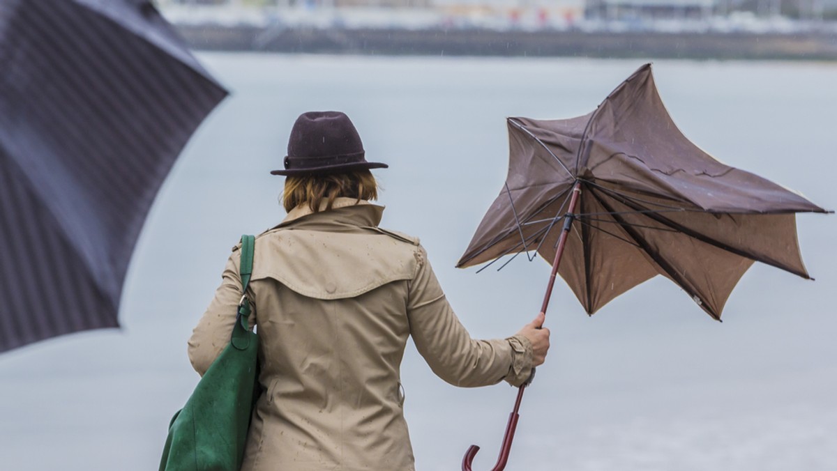 Instytut Meteorologii i Gospodarki Wodnej ostrzega przed silnym wiatrem i roztopami. Najnowsza prognoza zagrożeń w Wigilię obejmie aż 14 województw. Najbezpieczniej w tym wyjątkowym dniu będzie w woj. opolskim i woj. dolnośląskim.