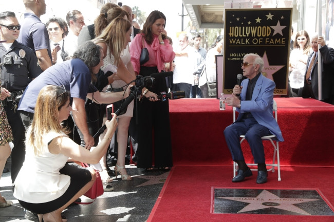 Charles Aznavour podczas uroczystości odsłonięcia jego gwiazdy w Hollywood