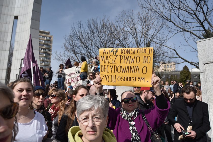 Manifestacja pod Sejmem przeciwko planom zaostrzenia ustawy aborcyjnej.