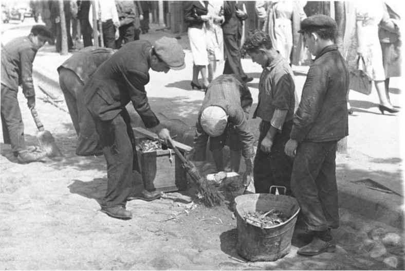 Żydzi z getta sprzątający ulice (1941)
