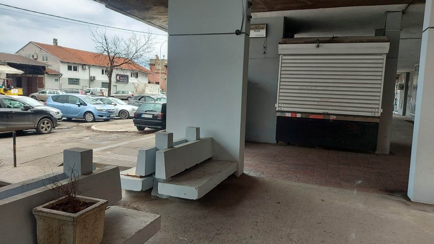 Betonska klupa kod Dunav stanice, još tada je počeo da piše - i to baš ovde