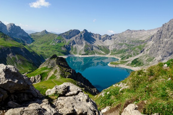 Jezero u obliku srca proglašeno najlepšim u Evropi: Smešteno na 1.970 metara nadmorske visine krije strogu zabranu koja iznenađuje turiste