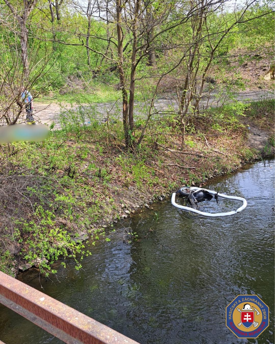 V obci Láb v okrese Malacky došlo k tragickej nehode dvoch ľudí na motorke. 