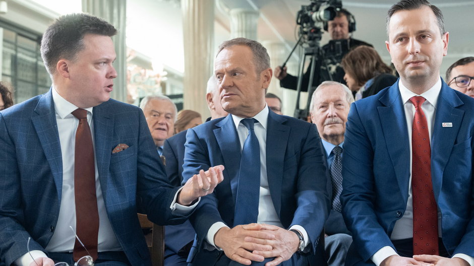 (od lewej) Szymon Hołownia, Donald Tusk i Władysław Kosiniak-Kamysz w Sejmie. 2.04.2022 r.