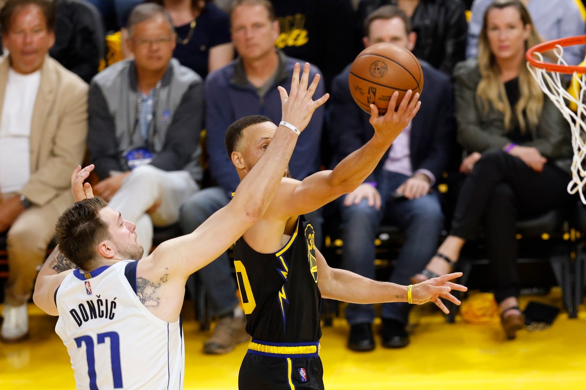 Koszykarz Golden State Warriors Stephen Curry (P) i zawodnik Dallas Mavericks Luka Doncic (L)