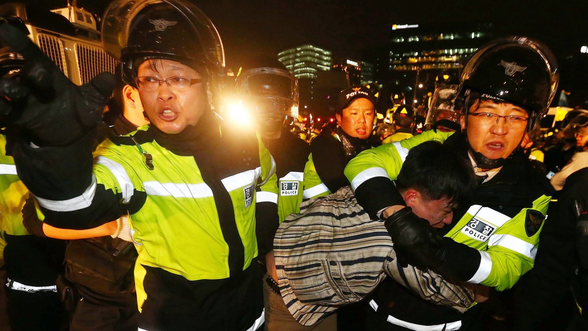 Południowokoreańska policja starła się w Seulu z demonstrantami, którzy blokowali dojazd do pałacu prezydenckiego, protestując przeciw niedostatecznej i powolnej reakcji władz po zatonięciu promu Sewol w ub. r. W katastrofie zginęły 304 osoby.