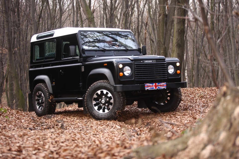 4. Land Rover 90 z 1985 roku od Defender Factory - 119 221 zł