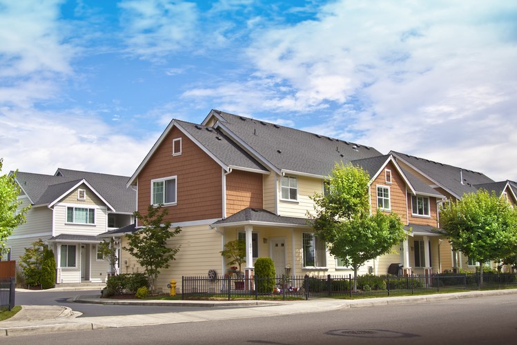 Kolejnym zarzutem, jaki można sformułować na podstawie dotychczasowego funkcjonowania programu „Mieszkanie dla młodych”, jest ograniczenie jego działania wyłącznie do mieszkań i na dodatek wyłącznie tych kupowanych od deweloperów. Problem w tym, że zgodnie z danymi Eurostatu ponad połowa Polaków mieszka w domach, a poza tym w przeważającej większości powiatów w Polsce deweloperzy bloków nie budują. Co prawda w sposób bardzo ograniczony do programu dopłat włączono domy, ale w praktyce beneficjenci z możliwości zakupu takiej nieruchomości prawie nie korzystają. Powód? Maksymalna powierzchnia domu, którą można kupić z udziałem dofinansowania z „Mieszkania dla młodych”, to przeważnie do 100 m kw. O 10 metrów więcej mogą kupić rodziny z przynajmniej trójką pociech. Tymczasem takich nieruchomości prawie nie ma w ofercie deweloperów, czego dowodem jest fakt, że przez cały 2014 rok w całym kraju domów kupionych z dopłatą było jedynie 215. Dla porównania osoby fizyczne w ciągu tego samego roku oddały do użytkowania 76,6 tys. nieruchomości (przede wszystkim domy jednorodzinne) – wynika z danych GUS.
Rozwiązaniem w tym wypadku nie jest jednak podniesienie limitu wielkości domu, który kwalifikowałby do dopłat. Nie można przecież zapomnieć, ze w większości polskich powiatów deweloperzy nie budują, a więc w praktyce program dofinansowania ograniczony jest terytorialnie do największych miast. Zmiana tego stanu rzeczy możliwa byłaby dzięki rozszerzeniu katalogu celów, na jakie udzielany jest kredyt z rządowym wsparciem, o budowę domu. Warto zauważyć, że to właśnie osoby fizyczne budujące na własne potrzeby domy odpowiadały w 2014 roku za 53,4% wyniku całego budownictwa mieszkaniowego w Polsce. Dla porównania deweloperzy oddali w 2014 roku do użytkowania 41,1% wszystkich mieszkań, które powstały nad Wisłą.