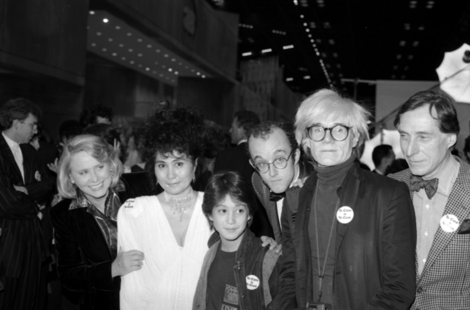 Liz Smith, Yoko Ono, Sean Ono Lennon, Keith Haring, Andy Warhol i Andre Gregory 