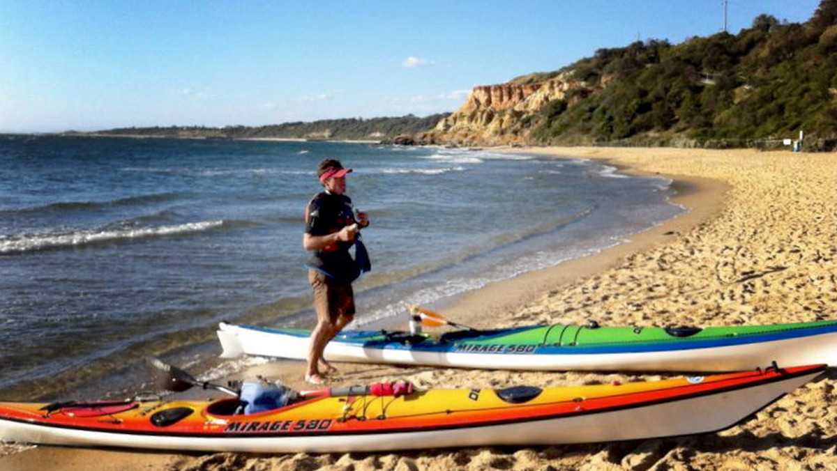 Z Wilson’s Prom, położonego nie daleko Melbourne, do Little Musselroe Bay w Tasmanii jest zaledwie 300 km. Niby niewiele, ale trasa ta wiedzie przez Cieśninę Bassa, jedną z najtrudniejszych dróg morskich na świecie, której pokonanie, szczególnie kajakiem, jest olbrzymim wyzwaniem.