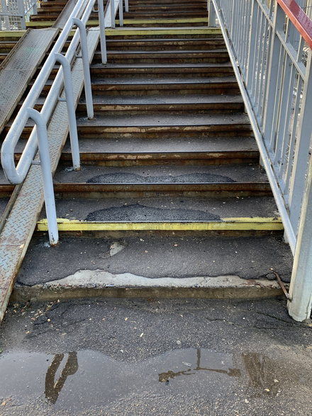 Drogi, schody – na każdym kroku czuć, że miasto jest zaniedbane i zapomniane