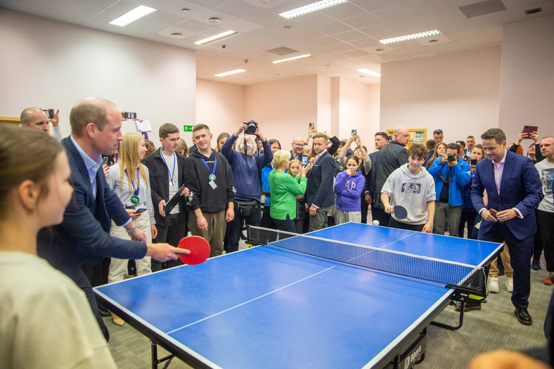 Książę William i prezydent Trzaskowski grają w tenisa stołowego