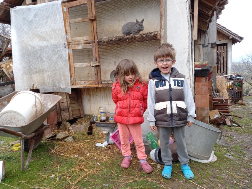 Stara, trošna kuća i neuredno dvorište, sada su pršlost: Ovi mališani sada imaju novi dom!