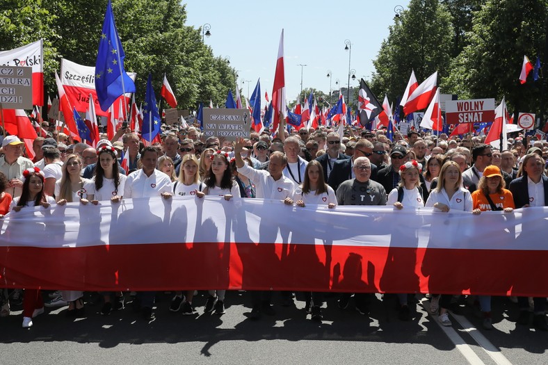 Przewodniczący PO Donald Tusk (C), prezydent Warszawy Rafał Trzaskowski (4L) i były prezydent Lech Wałęsa (5P) na czele Marszu 4 Czerwca w Warszawie