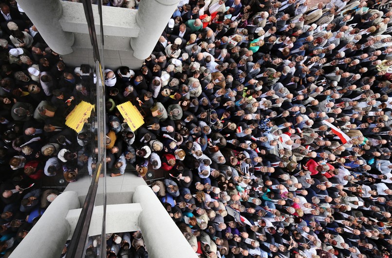 Sympatycy PiS wchodzą do Hali Widowiskowo-Sportowej Torwar w Warszawie