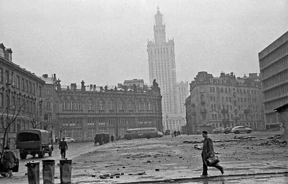 Rok 1956, PKiN widziany z perspektywy ulic Przeskok, Zgoda i Złotej. Widoczne budynki cudem przetrwały wojnę, ale część nie przetrwa powojennych wyburzeń. Środkowy dom byłej Kasy Pożyczkowej Przemysłowców Warszawskich stoi do dziś.