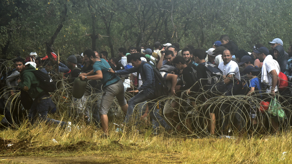 epaselect FYROM EUROPE MIGRATION (Migrants breaking through the cordon of Macedonian special police forces to cross in Macedonia)