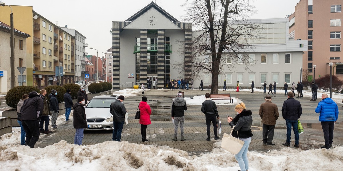 Rybnik. Kolejka do wydziału komunikacji 