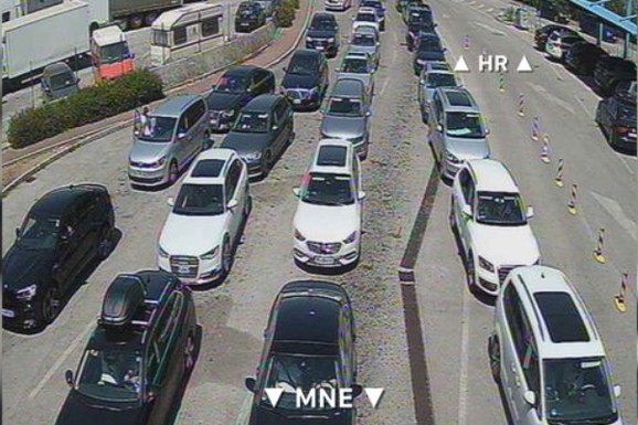KOLONE 20 KILOMETARA, ČEKA SE DUŽE OD 10 SATI! Kolaps na graničnom prelazu ka Jadranu, čeka 40.000 ljudi, preti POTPUNA BLOKADA:"Ovo je nezabeleženo!"