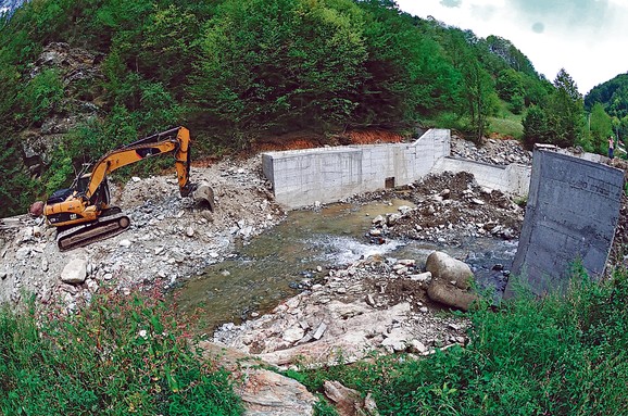 Korita reka često presušuju nizvodno od malih hidroelektrana