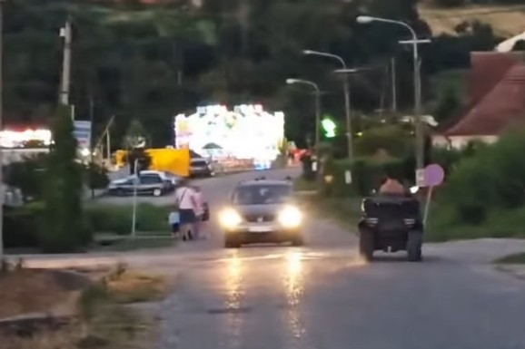 VOZAČ KVADA DIVLJA PO VLADIMIRCIMA Uznemirujući snimak kruži društvenim mrežama: Građani u strahu apeluju na nadležne da reaguju (VIDEO)