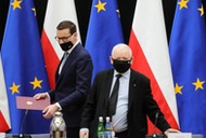 Premier Mateusz Morawiecki (L) oraz prezes PiS, wicepremier Jarosław Kaczyński