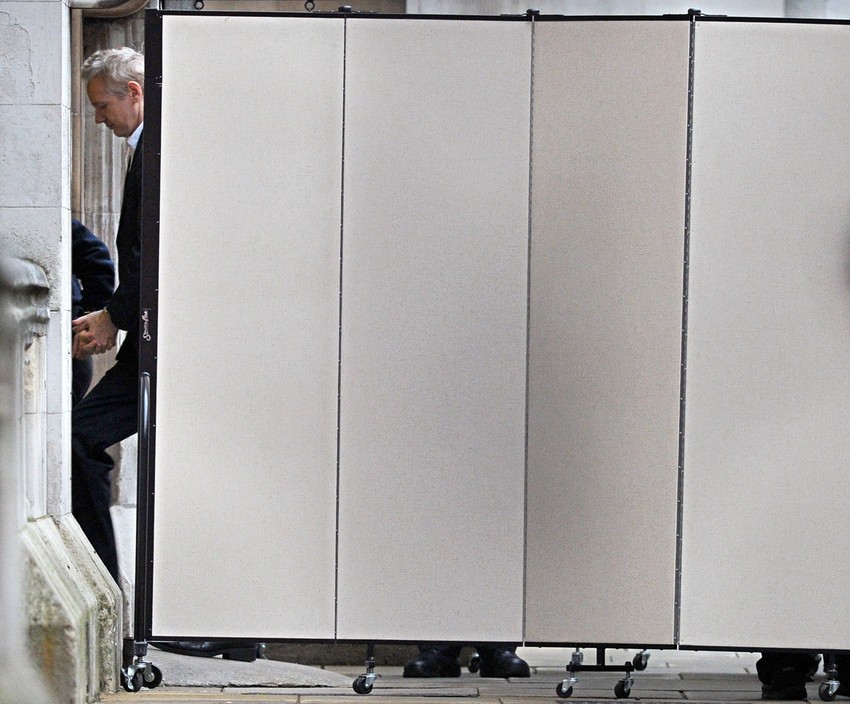 Australijanac je stigao na suđenje u belom zatvorskom vozilu