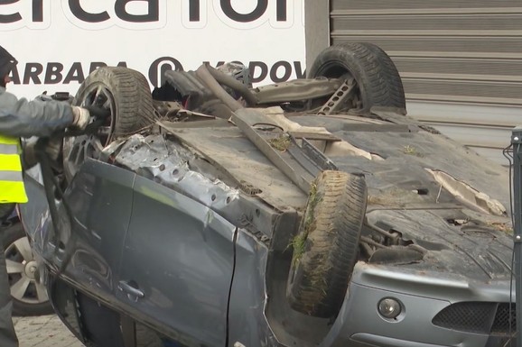 (VIDEO) Završili na krovu, u uskoj ulici u centru grada, bez sudara, a i brzina bila mala: KAKO?! Stručnjak o 3 ključna faktora za ovakve udese